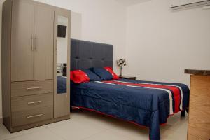 Postel nebo postele na pokoji v ubytování Suites Cervantes