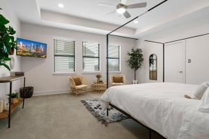 1 dormitorio con 1 cama grande y 2 sillas en Central Luxury with Deck, Fire Pit, BBQ, Walkscore of 90, en Houston