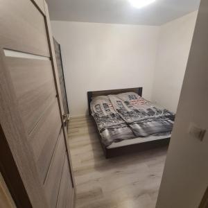 - une petite chambre avec un lit et un placard dans l'établissement Verebes apartman, à Győr
