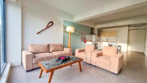 sala de estar con 2 sillas y mesa en Seafront Apartment Coral Coast en Korotogo
