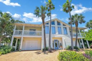 una casa con palmeras delante en Destin-A-tion on the Water, en Destin