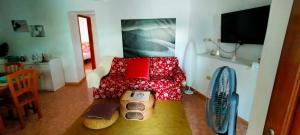 sala de estar con sofá y TV en Casa Nela. Rural y acogedora en Las Puntas El Hierro en Frontera
