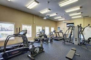 Fitness centrum a/nebo fitness zařízení v ubytování Shoreline Towers 3073