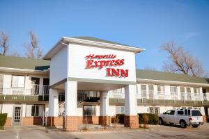 um hotel com um sinal que readsmaximum express inn em Haysville Express Inn em Haysville