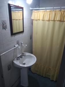 y baño con lavabo y ducha con espejo. en LA CASA DEL MAR, en Santa Clara del Mar