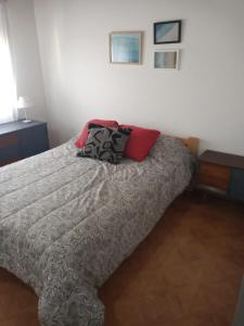 1 dormitorio con 2 almohadas en LA CASA DEL MAR, en Santa Clara del Mar