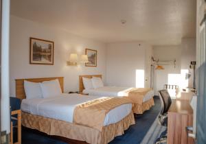 um quarto de hotel com duas camas num quarto em Haysville Express Inn em Haysville