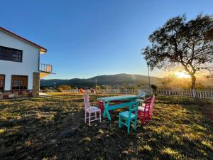 einen Tisch und Stühle im Hof eines Hauses in der Unterkunft Colina Verde in Samaipata