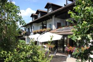 un edificio con ombrelloni di fronte di Pension Sonneneck a Zwiesel
