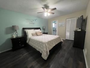 een slaapkamer met een bed en een plafondventilator bij 3 bedrooms house with private, heated pool 8 miles to Siesta Key Beach, in Sarasota
