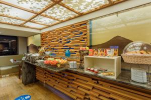 a restaurant with a counter with food on it at Camino Real Aeropuerto in Mexico City