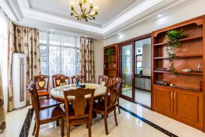 - une salle à manger avec une table et des chaises dans l'établissement Shaoguan Nanhuasi Jianyi Vacation Villa, à Shaoguan