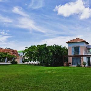 uma casa com um grande quintal com relva verde em Villa Marimar em Playa Blanca