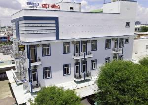 an overhead view of a white building with windows at Kiet Hong Hotel in Rạch Giá