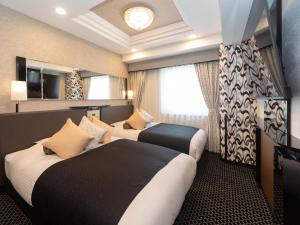 大阪的住宿－APA Hotel Namba Shinsaibashi Higashi，酒店客房设有两张床和窗户。