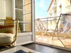 uma varanda com 2 cadeiras e uma janela em LE SEA SIDE - Ultra centre - Terrasse vue Mer - 4 personnes em Cassis