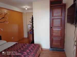 Nature Home Cusco的电视和/或娱乐中心