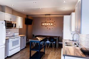 eine Küche mit Tisch und Esszimmer in der Unterkunft Chez FX in La Tuque