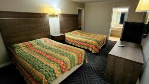 A bed or beds in a room at Alice Motor Inn