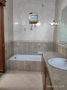 A bathroom at Kelana 1 Luxury Homestay Semarang, 3 bedrooms