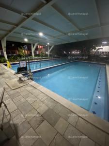 una gran piscina en un edificio por la noche en DiRoma Fiori Caldas Novas - YMT - 323, en Caldas Novas