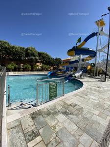 - Piscina con tobogán acuático en un parque temático en DiRoma Fiori Caldas Novas - YMT - 323 en Caldas Novas