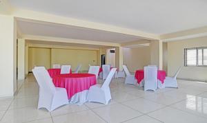 sala konferencyjna z różowymi stołami i białymi krzesłami w obiekcie Treebo Trend Nirvana Elite w mieście Indore