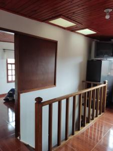 Habitación con escalera y una gran pantalla en la pared. en Hermoso Altillo en casa de familia en Chía