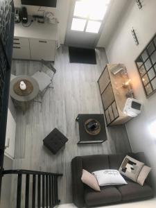 an overhead view of a living room with a couch at RÉVEIL SUCRÉ in Arzon