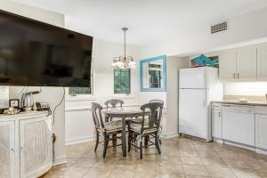 eine Küche mit Tisch und Stühlen und einem Kühlschrank in der Unterkunft Seascape 3544 in Kiawah Island