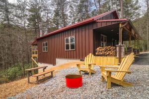 uma pequena cabina com cadeiras, uma mesa e bancos em Cozy Bear Cabin #1 em Sautee Nacoochee