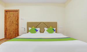 Giường trong phòng chung tại Treebo Nirvana Elite