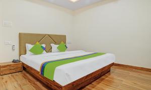 Giường trong phòng chung tại Treebo Nirvana Elite