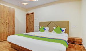 Giường trong phòng chung tại Treebo Nirvana Elite