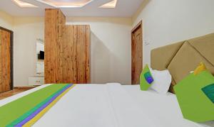 Giường trong phòng chung tại Treebo Nirvana Elite