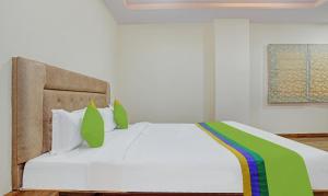 Giường trong phòng chung tại Treebo Nirvana Elite
