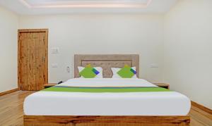 Giường trong phòng chung tại Treebo Nirvana Elite