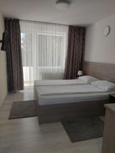 Hotel Breaza tesisinde bir odada yatak veya yataklar