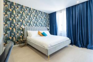 Schlafzimmer mit einem Bett mit blauen Vorhängen in der Unterkunft Il Pumo - Apulian Rooms Bari Calefati in Bari
