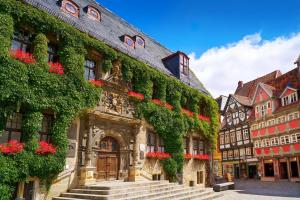 a building with ivy on the side of it at HarzHotel Güntersberge in Güntersberge