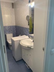 Apartamento Puerto Blanco في كاليتا دي فيليز: حمام مع مرحاض ومغسلة