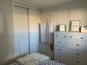 1 dormitorio con cómoda y cómoda en Apartamento Puerto Blanco, en Caleta de Vélez