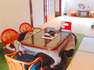 泉佐野市にあるゲストハウス古民家　和の丸太テーブル付き部屋中のテーブル