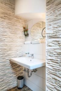 Koupelna v ubytování Hotel Beim Schupi Karlsruhe + 37 fotografií