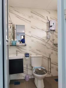 A bathroom at Dear Dino Villa Cameron Highlands