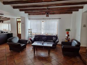 Sala de estar con sofás y mesa de centro en Casa BonDia en Paraul Rece
