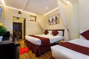 HOTEL CENTRAL PARK & CONFERENCE CENTRE في نيروبي: غرفه فندقيه سريرين وتلفزيون