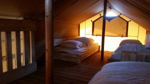 Säng eller sängar i ett rum på Safari lodge tent op prachtige plek