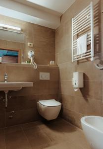 Hotel Marina tesisinde bir banyo