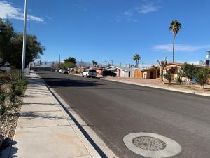 an empty street with a manhole in the middle of the road at SU CASA ES MI CASA in Las Vegas